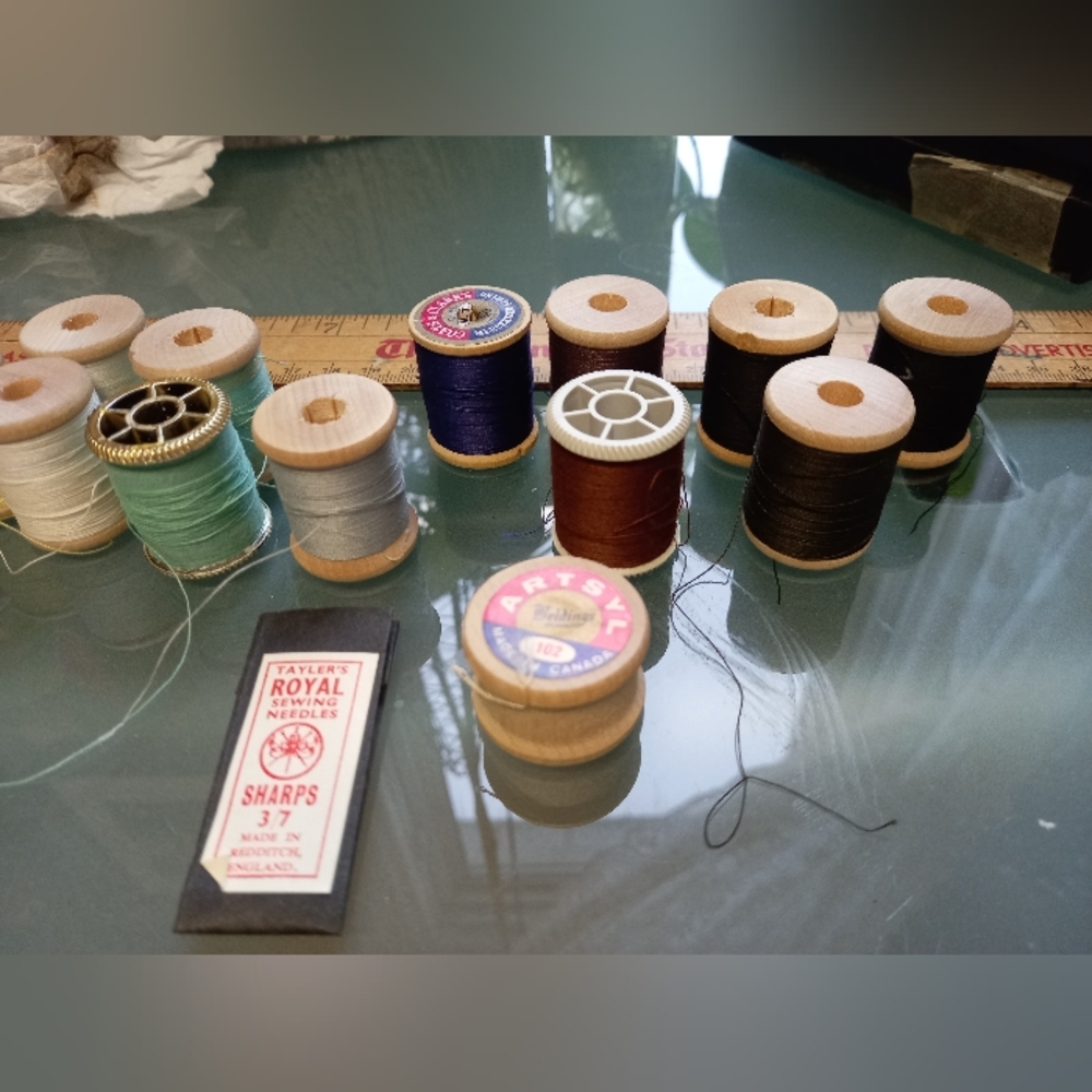 24 Assorted Sewing Thread Spools - Picture 3 of 5